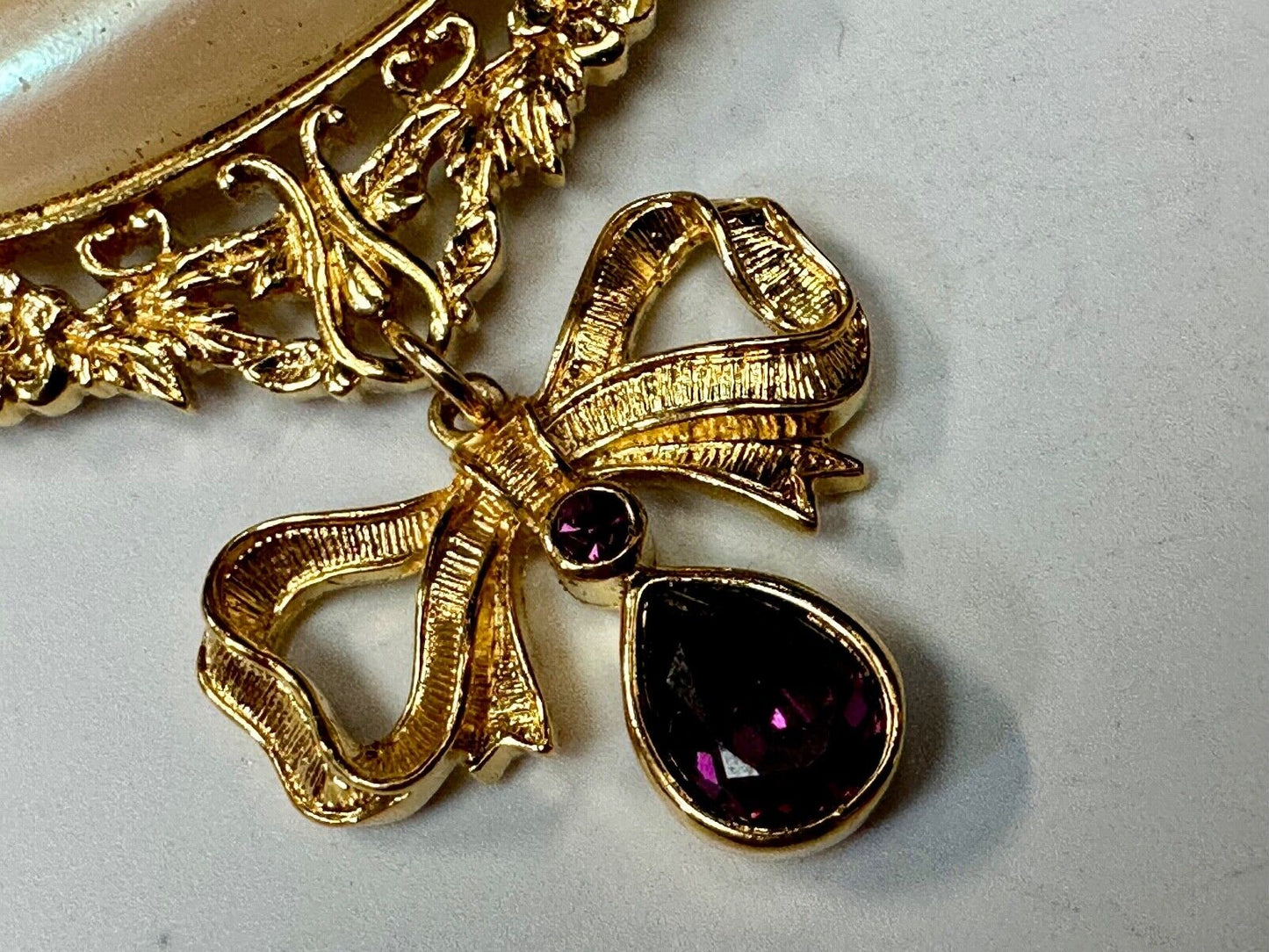 AVON Romantic Style 90s Pearl Color Costume Amethyst Drop Gold Tone Brooch pin