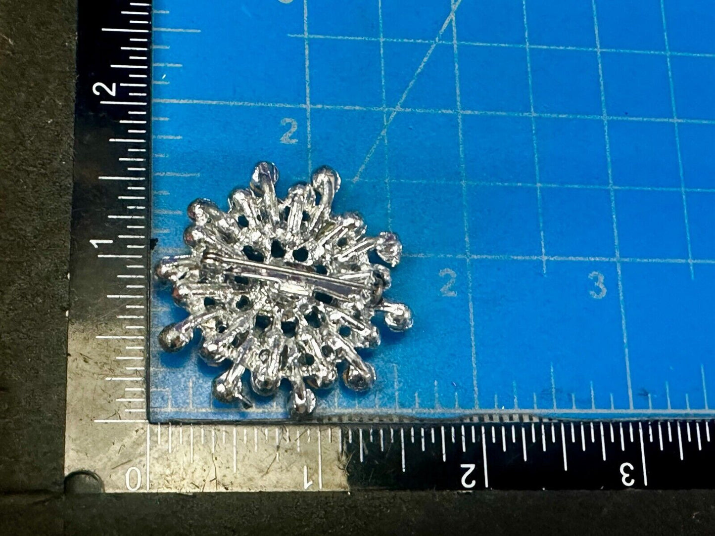 Beautiful Round Flower Shaped Rhinestone Cluster Silver Tone Brooch Pin