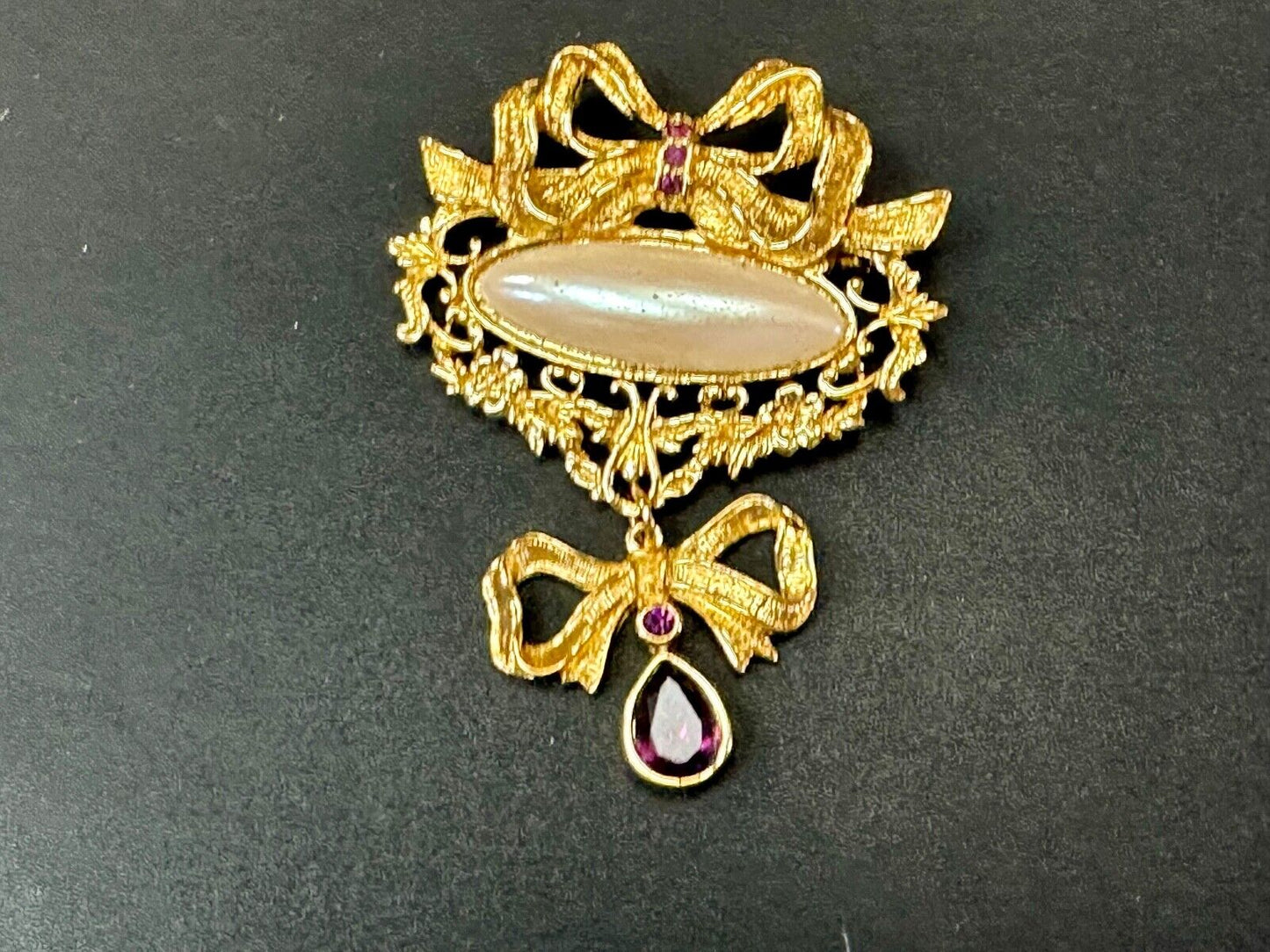 AVON Romantic Style 90s Pearl Color Costume Amethyst Drop Gold Tone Brooch pin