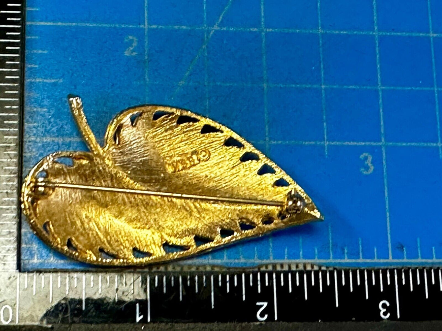 Beautiful Leaf Shaped Large 2.5" wide! Gold Tone Brooch Pin Signed BSK
