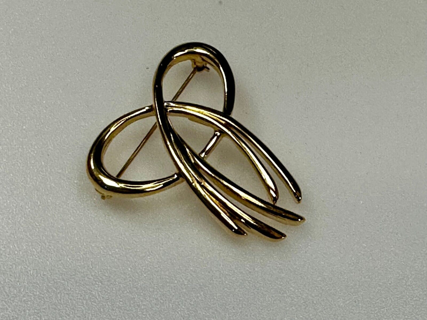 Beautiful Ribbon Looped Bow Gold Tone Vintage Brooch Pin Signed by Trifari