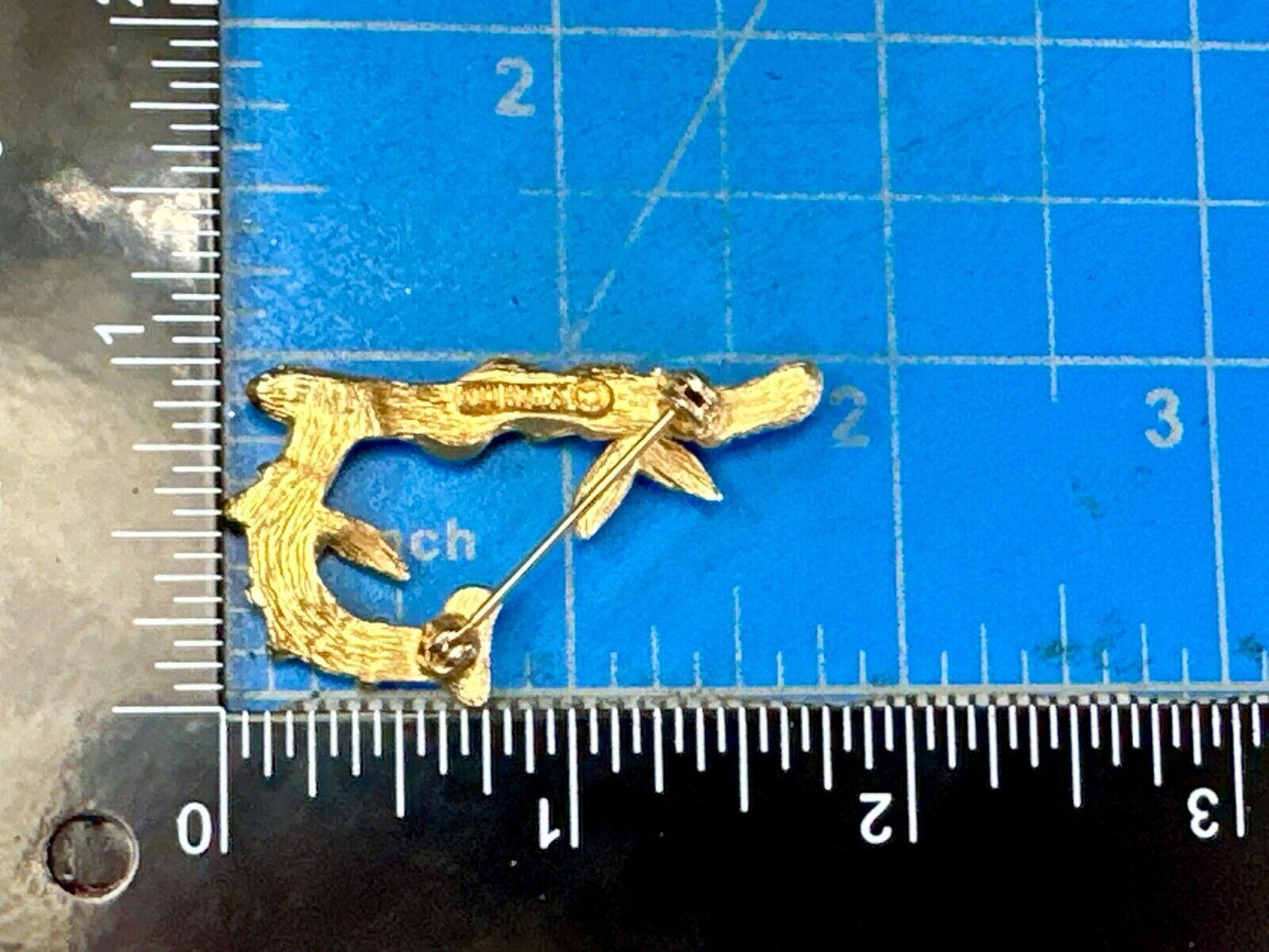 BAMBOO TWIG LETTER INITIAL " R " VINTAGE SARAH COVENTRY GOLDTONE BROOCH PIN