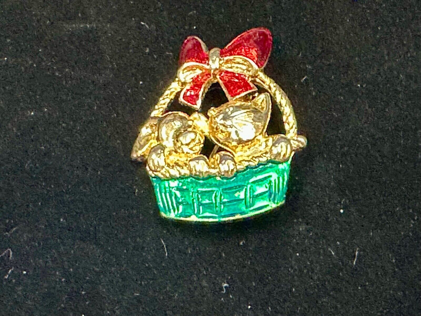 Vintage Christmas Kitten in Basket Green Red Gold Tone Holiday Brooch Pin