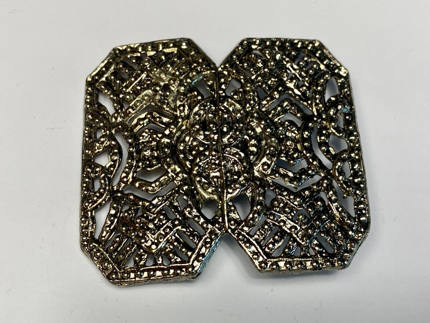 Beautiful A pique silver color - or real non magnetic - see though belt buckle
