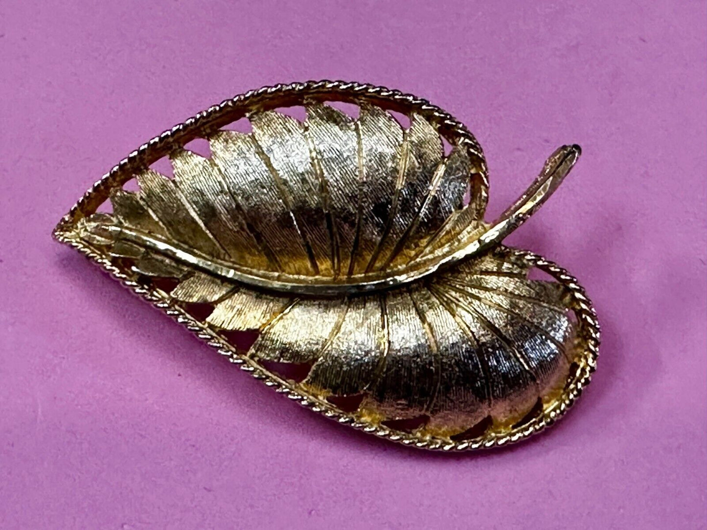 Beautiful Leaf Shaped Large 2.5" wide! Gold Tone Brooch Pin Signed BSK