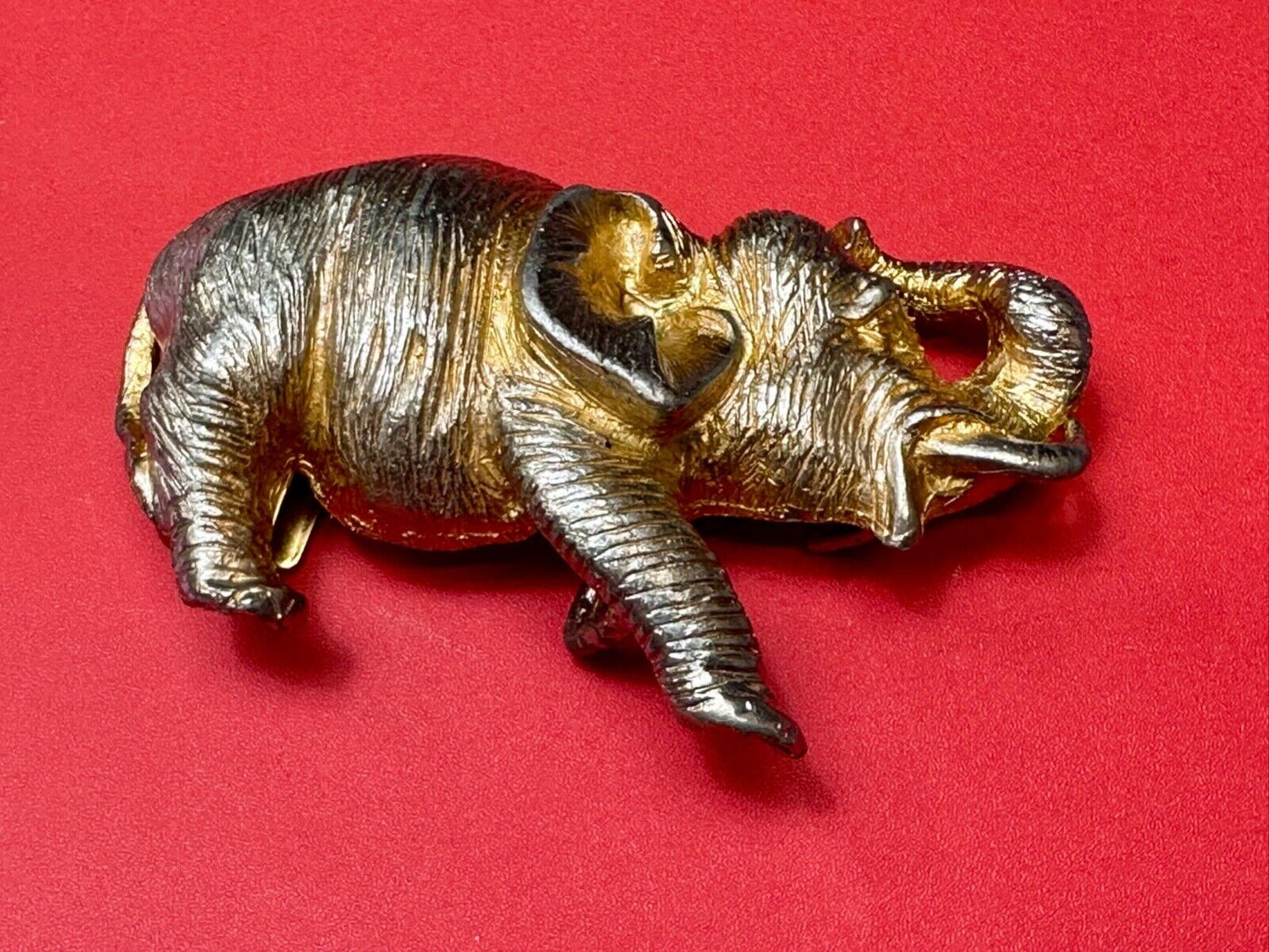 Adorable happy ELEPHANT lucky snout up! -gold tone Vintage belt buckle