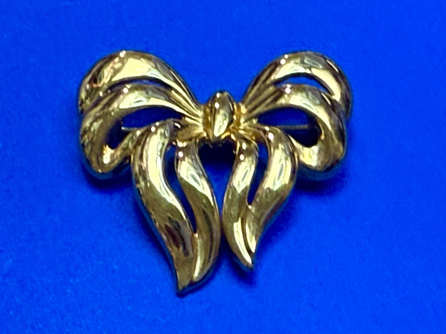 Beautiful Ribbon Bow Shaped Vintage Gold Tone Brooch Pin Signed Napier