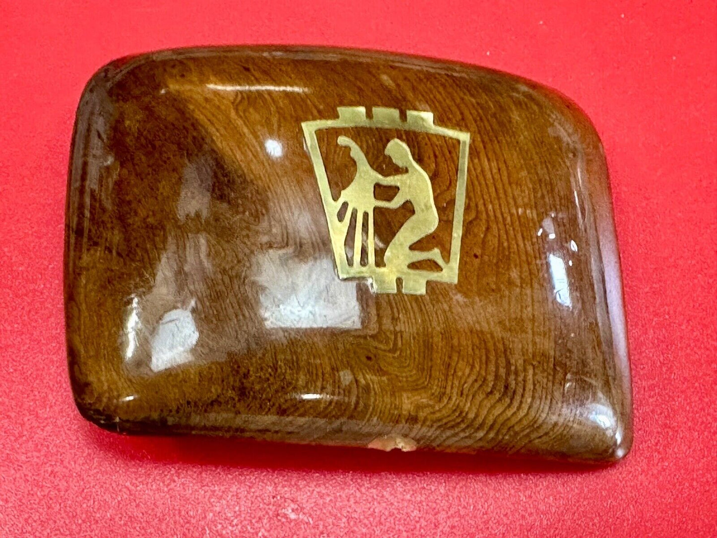 Artisan wooden glossy wood belt buckle with gold color artist scene?