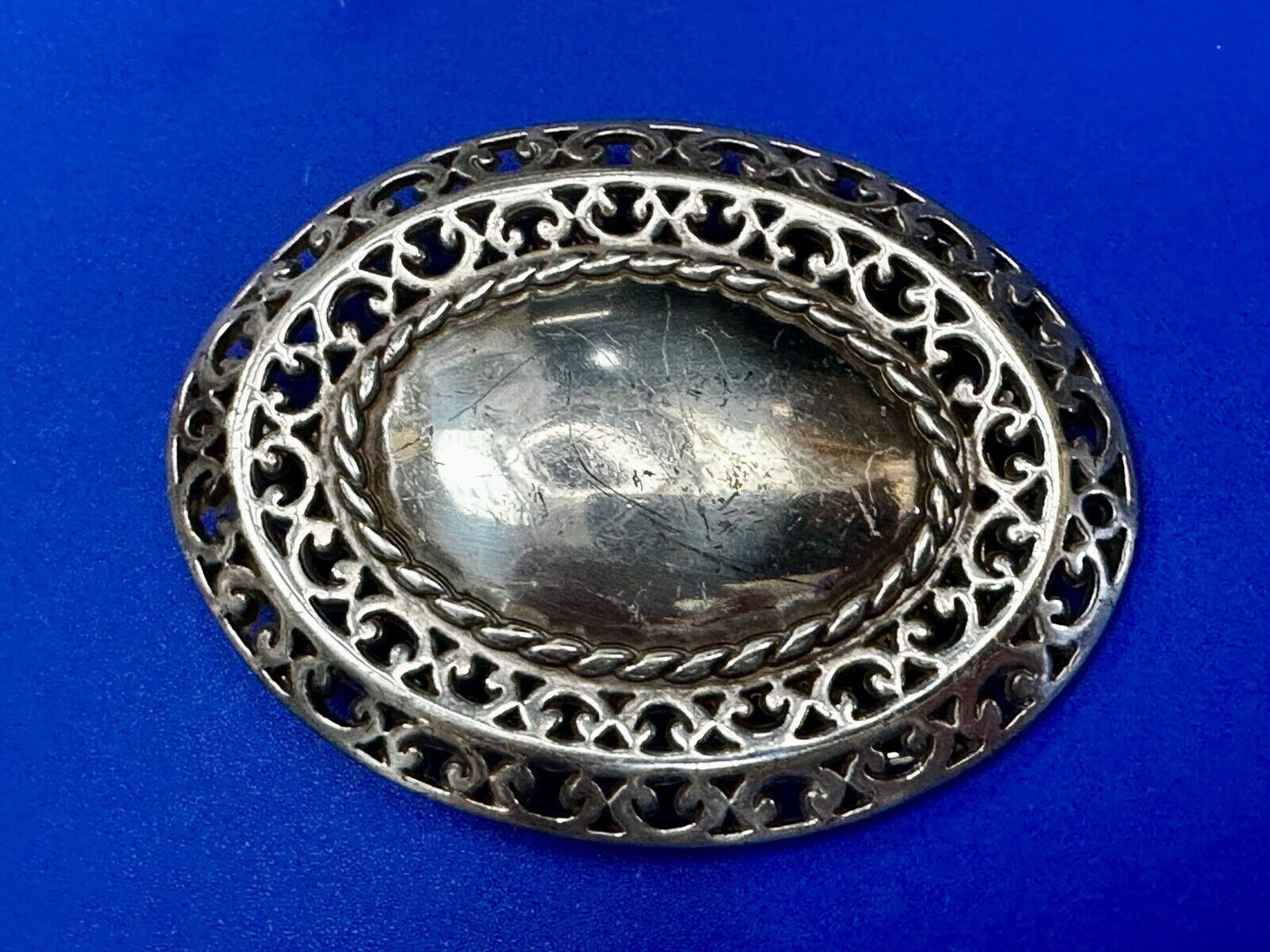 Unique silver color see through oval ornate Belt Buckle