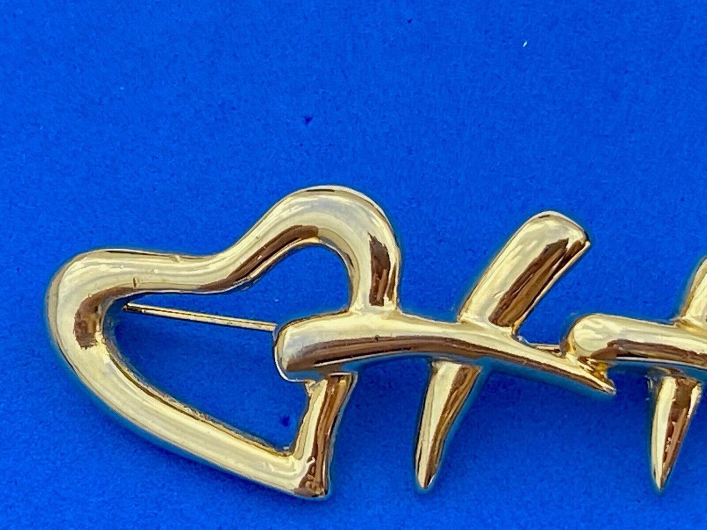 Vintage Aai Singed Gold Tone Heart Rhinestone Cut Out Kisses Brooch