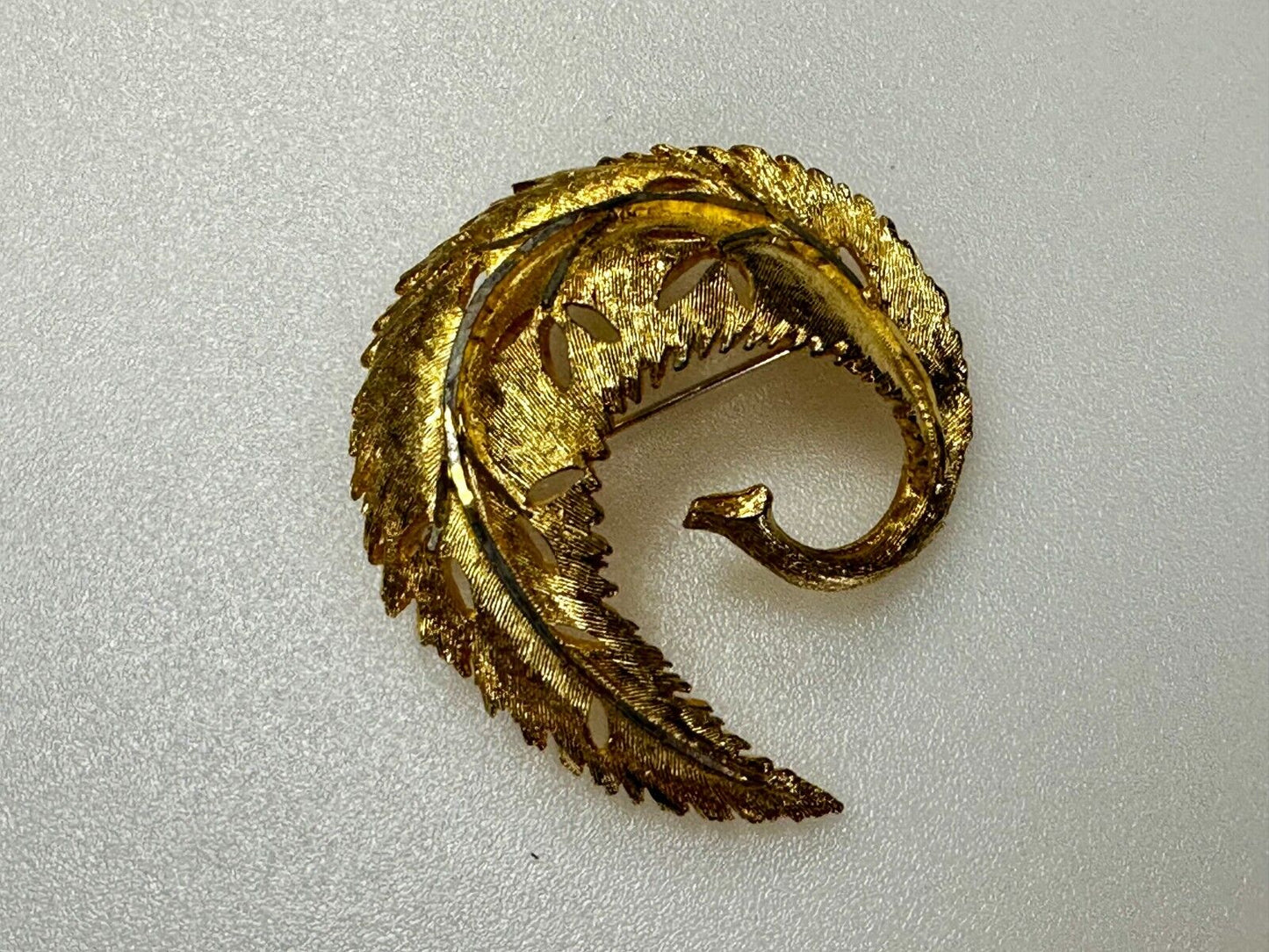 Swirl Curved Leaf Feather Design Gold Tone Vintage Brooch Pin Signed BSK