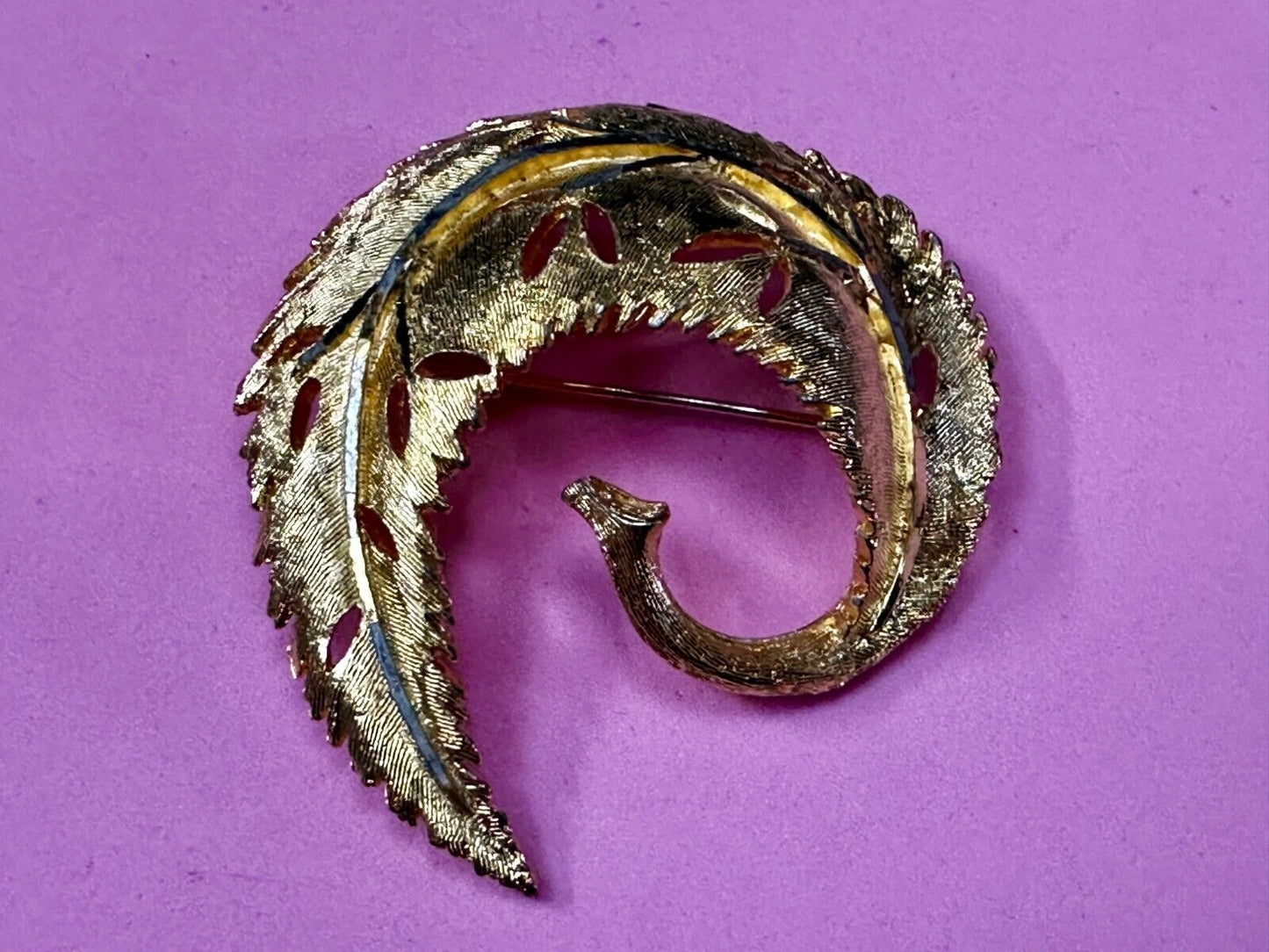 Swirl Curved Leaf Feather Design Gold Tone Vintage Brooch Pin Signed BSK
