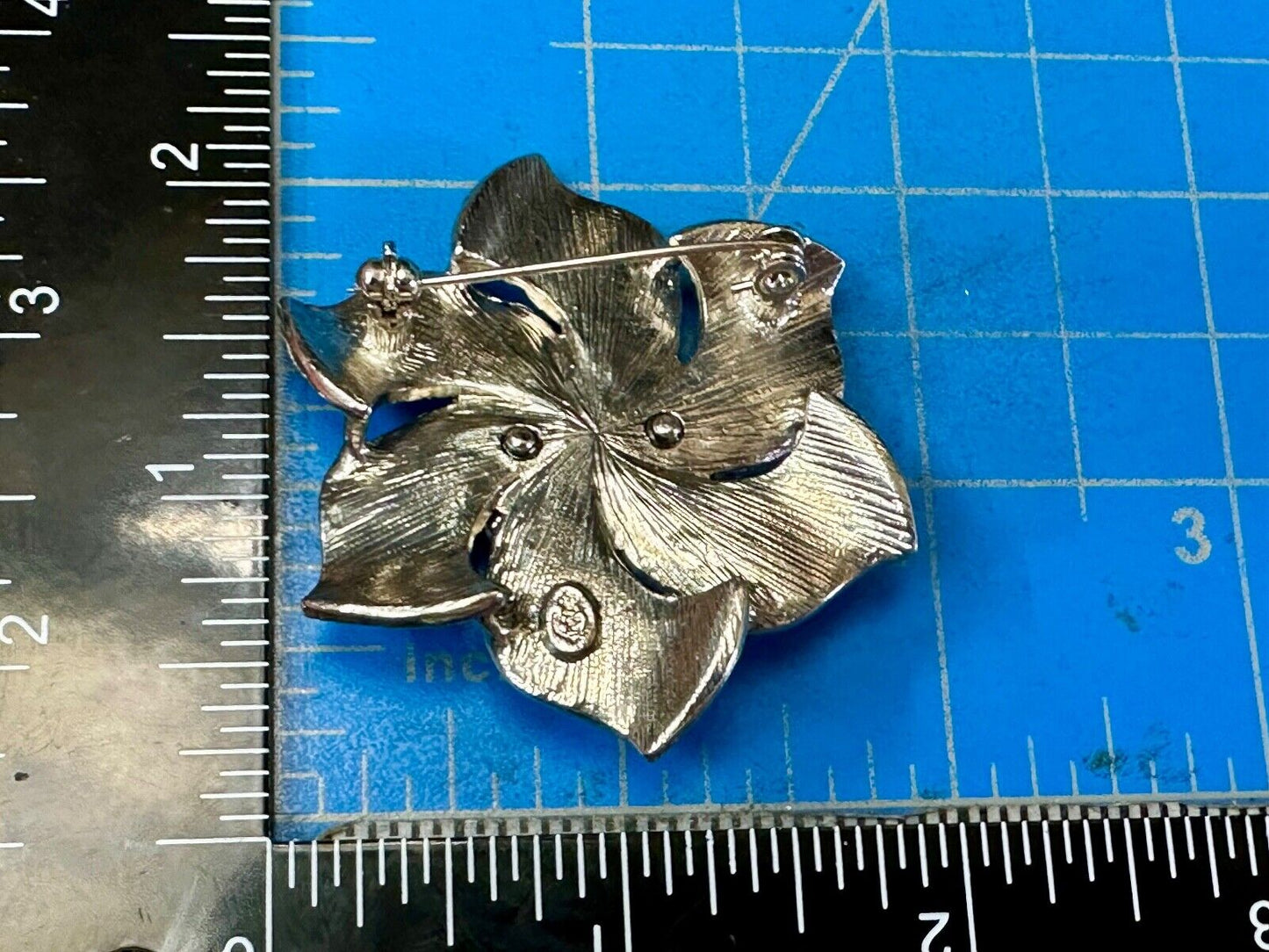 Adorable Figural BOW Premere Designs PD signed vintage brooch pin