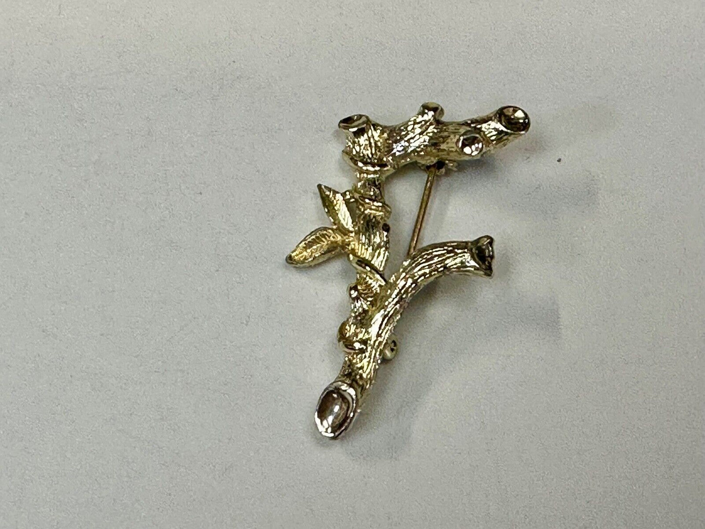 BAMBOO TWIG LETTER INITIAL " F " VINTAGE SARAH COVENTRY GOLDTONE BROOCH PIN