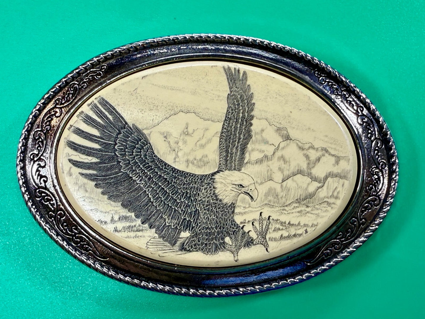 Bald EAGLE Spreading Wings Wildlife Scenery Scrimshaw Style Barlow Belt Buckle