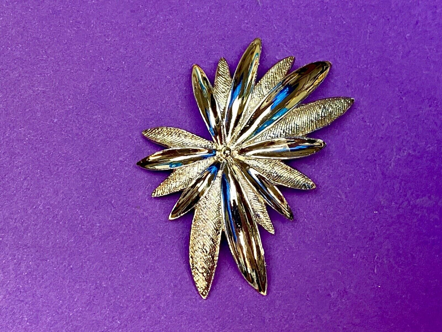 VINTAGE SARAH COVENTRY GOLD TONE LEAF STAR BURST LARGE PIN BROOCH
