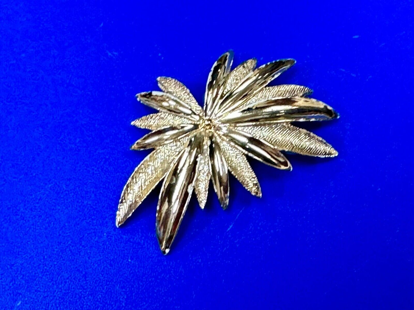 vintage Brushed gold tone starburst floral theme Sarah Coventry brooch pin