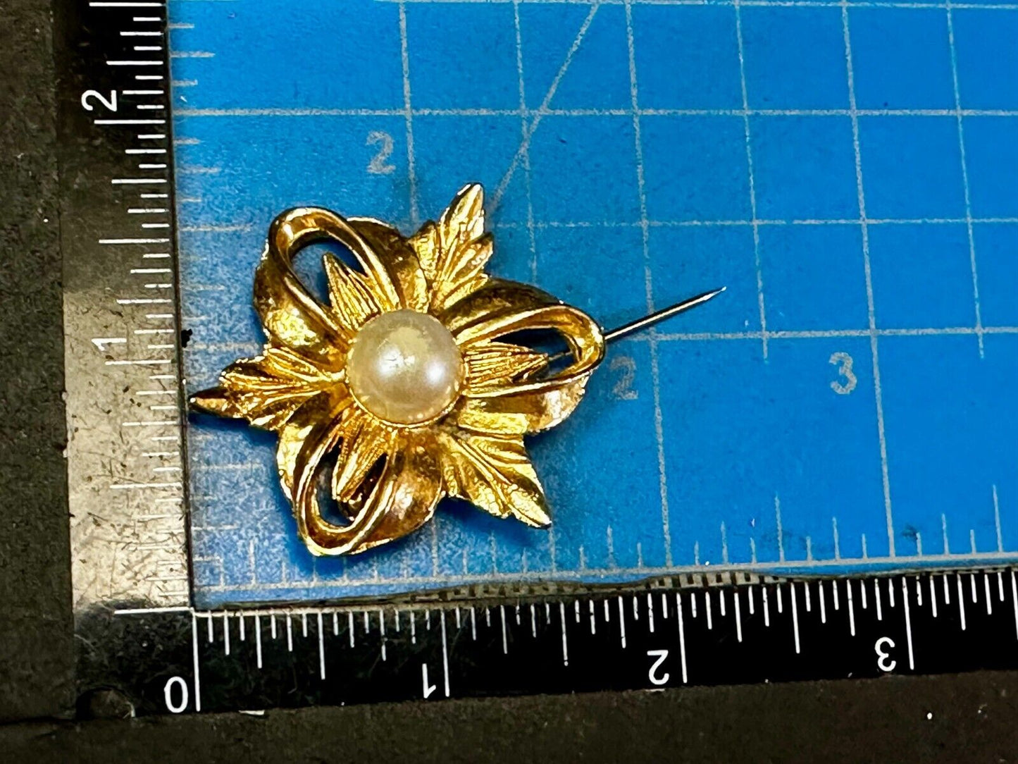 Beautiful Flower W/ Faux? Pearl Center Openwork Gold Tone Brooch Pin Marked 1100