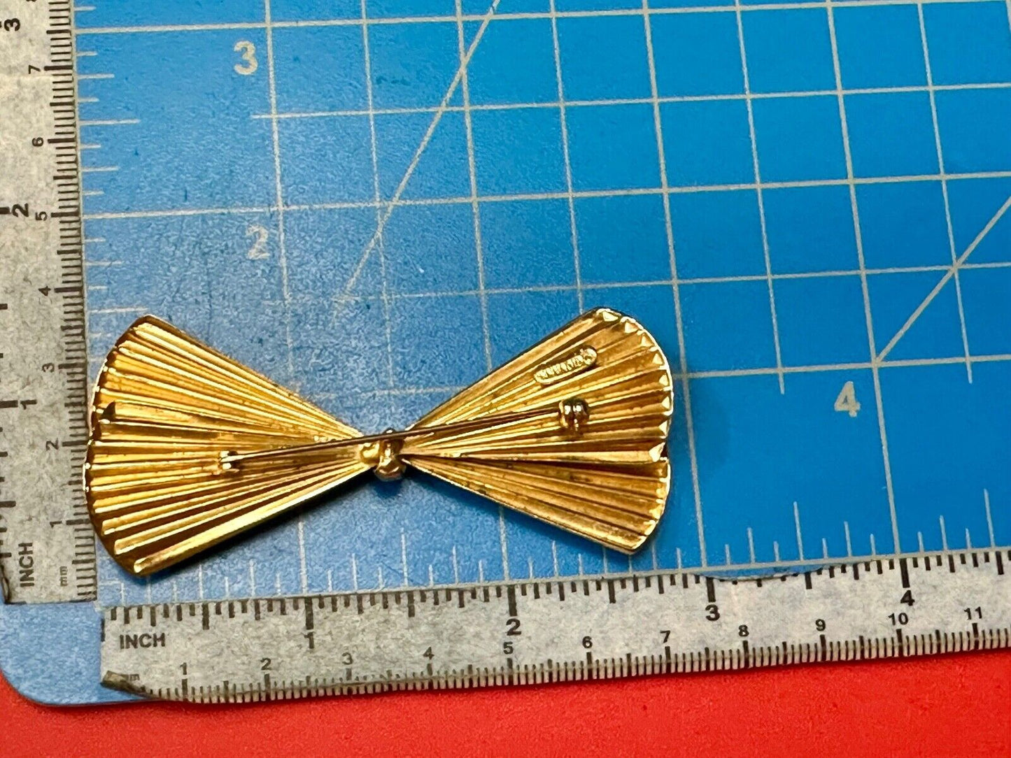 Beautiful gold tone FAN or Bow Tie pattern Giovanni signed Vintage Brooch Pin