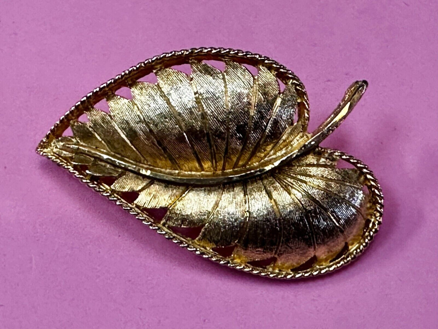Beautiful Leaf Shaped Large 2.5" wide! Gold Tone Brooch Pin Signed BSK