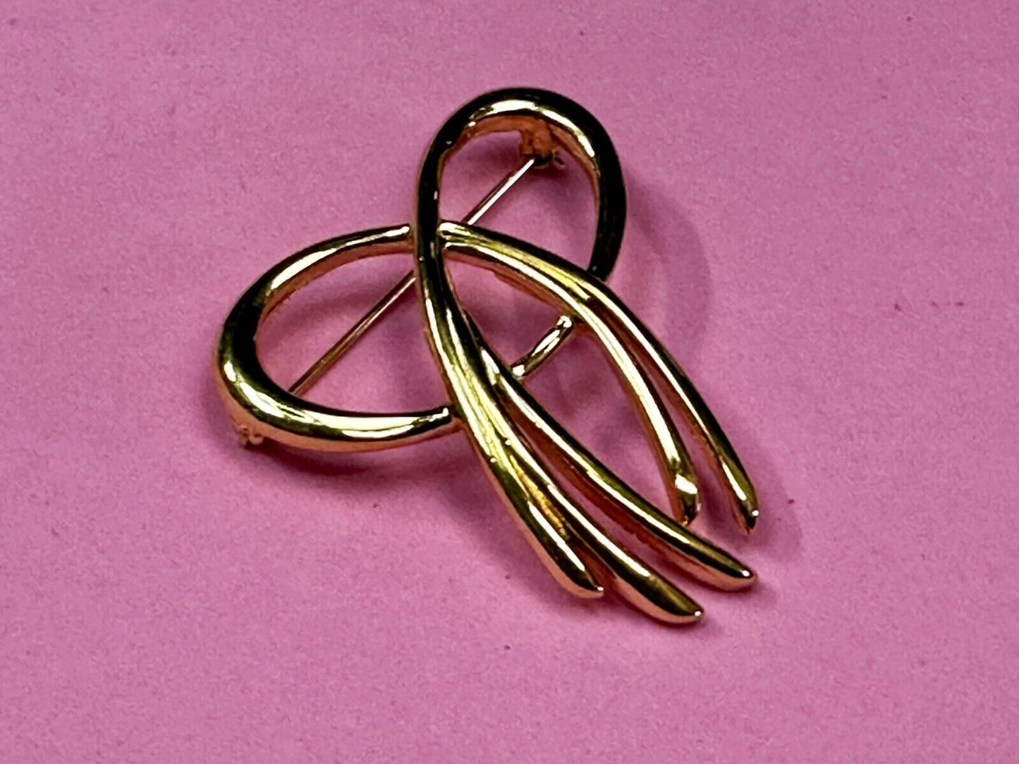 Beautiful Ribbon Looped Bow Gold Tone Vintage Brooch Pin Signed by Trifari