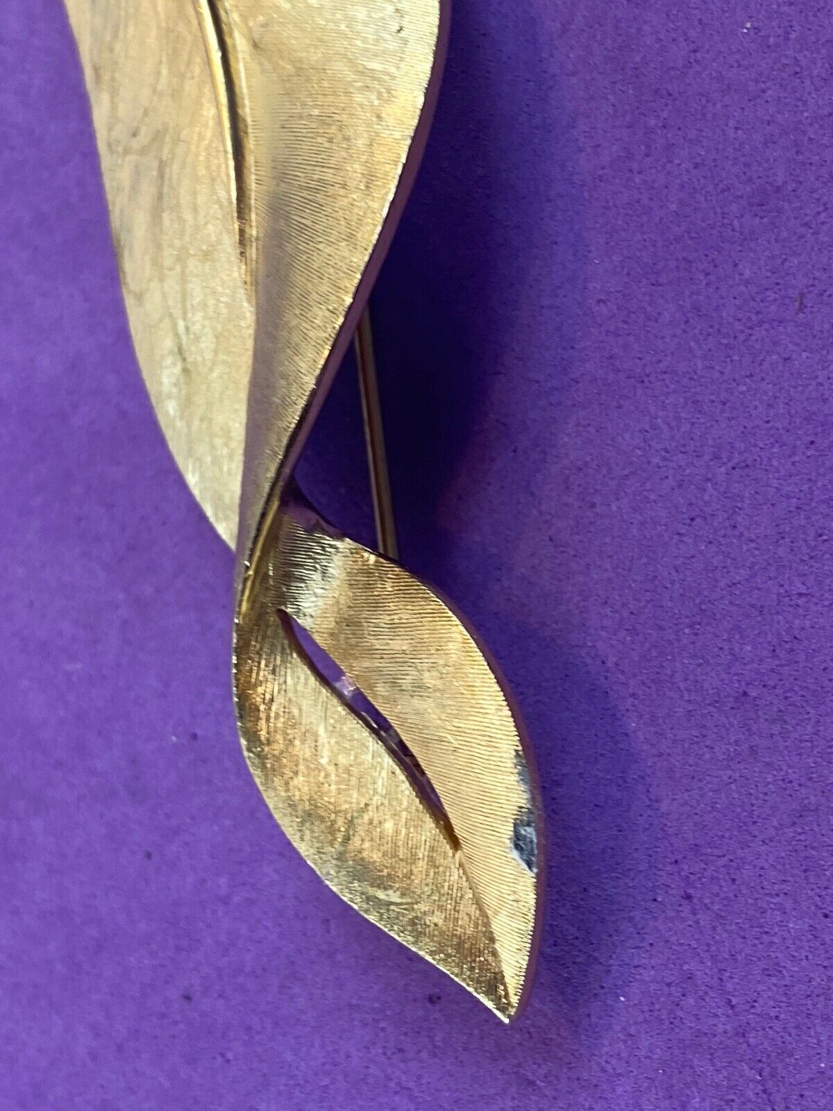 3.5 " CROWN TRIFARI signed gold tone leaf pin brooch