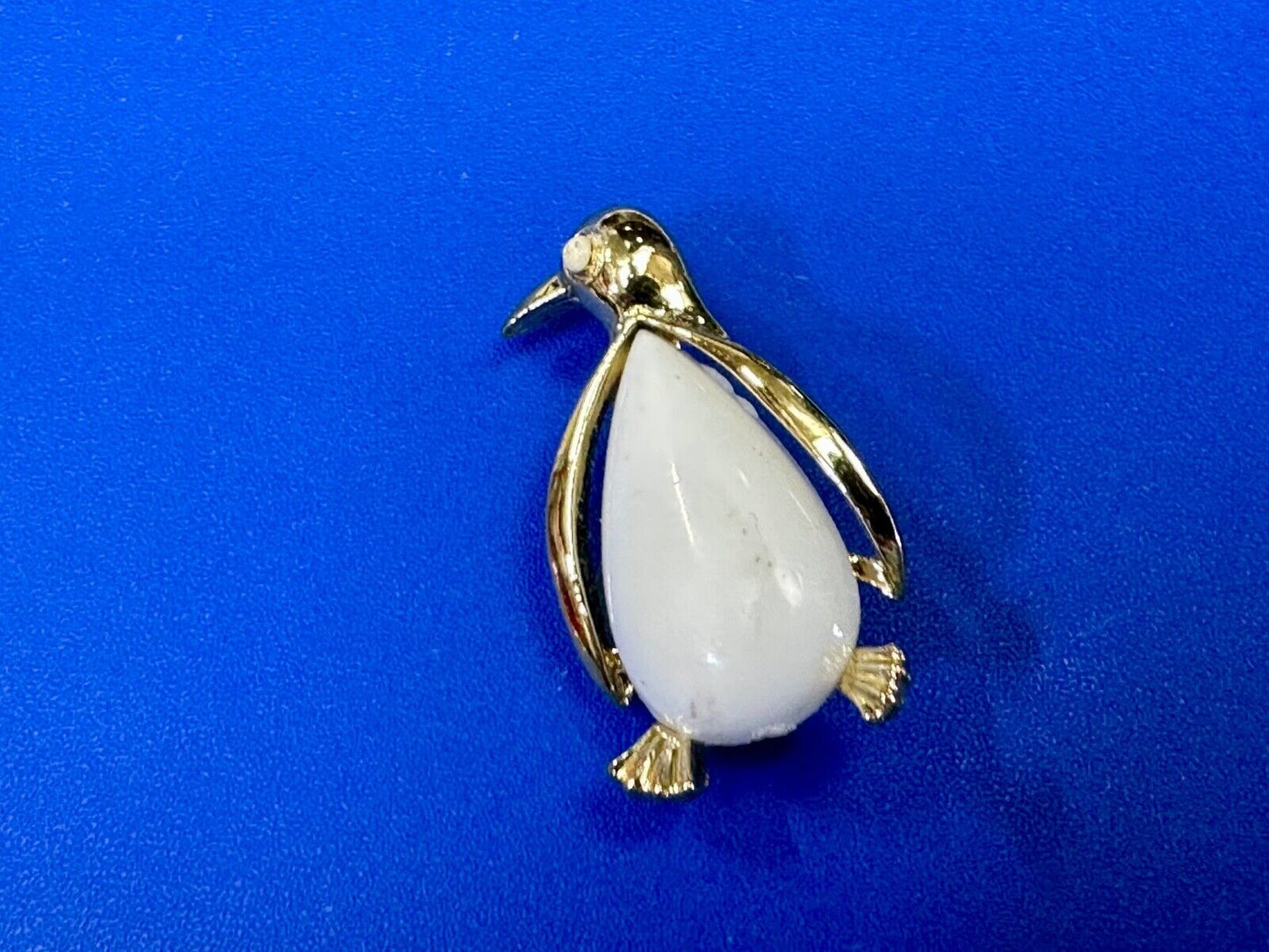 Adorable Penguin Gerrys vintage gold tone white belly brooch pin