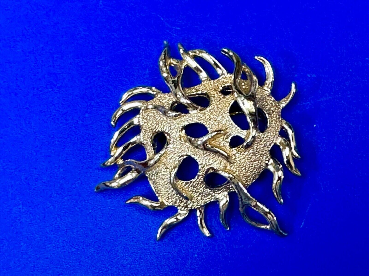Unique Dimensional Sarah Coventry signed gold tone brooch pin