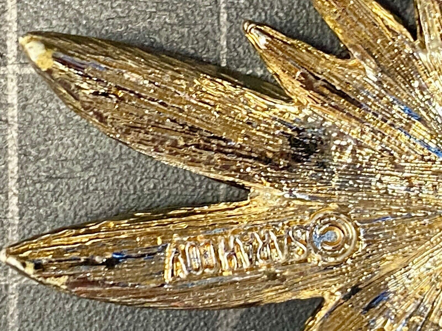 VINTAGE SARAH COVENTRY GOLD TONE LEAF STAR BURST LARGE PIN BROOCH