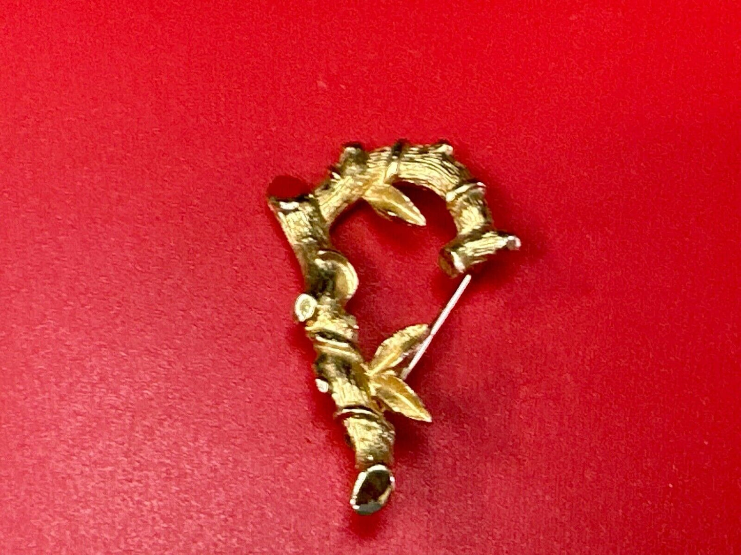 BAMBOO TWIG LETTER INITIAL " R " VINTAGE SARAH COVENTRY GOLDTONE BROOCH PIN