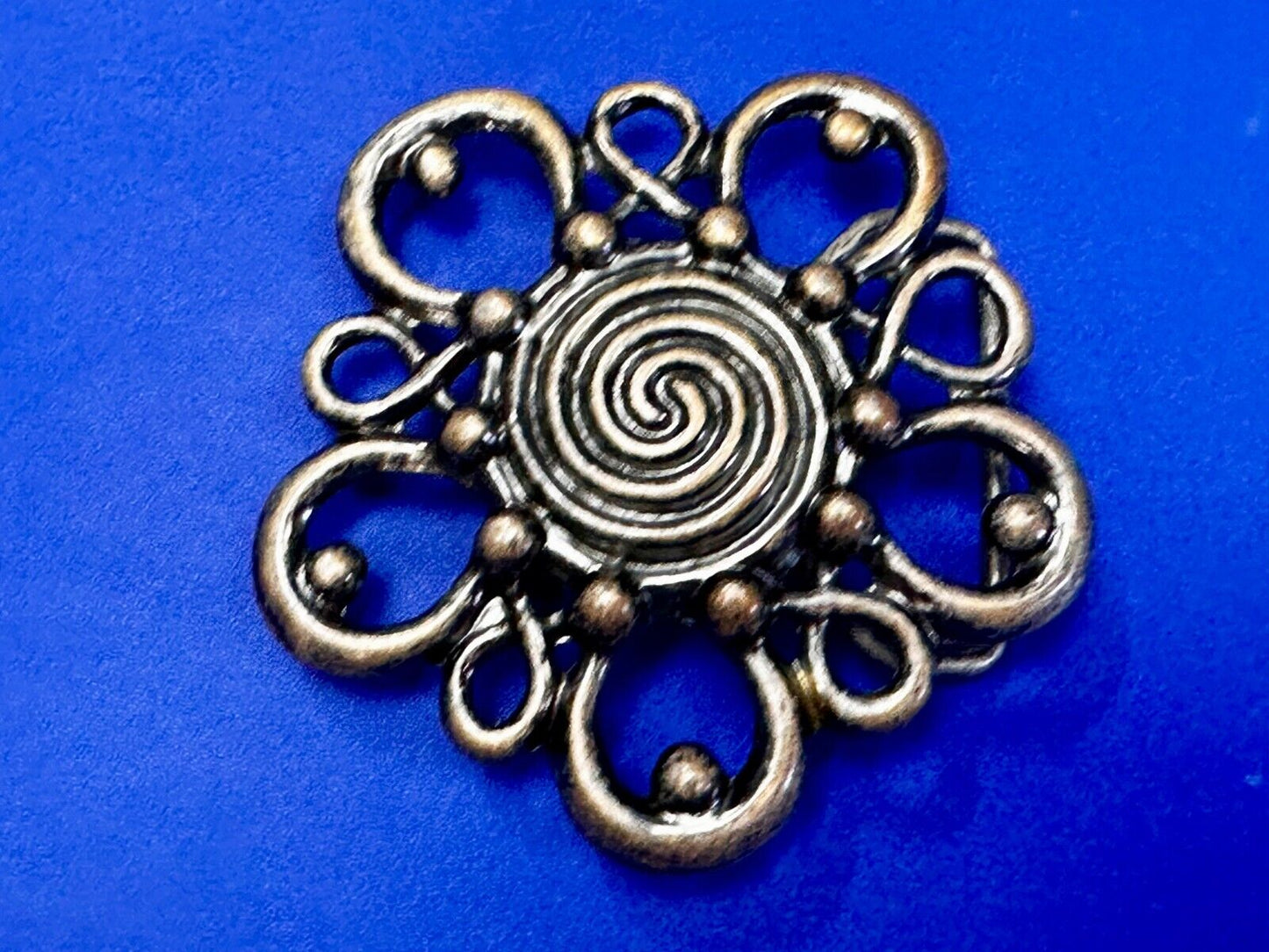 Beautiful Antique? Abstract Swirl Flower See-Through Hippy Vibe Belt Buckle