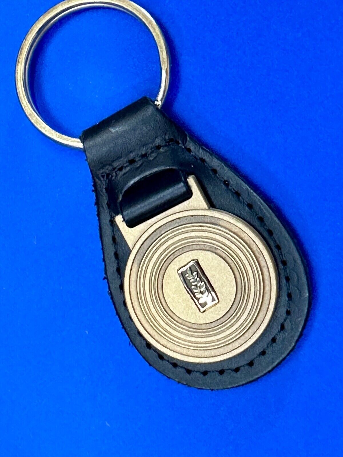 unknown to me! Leaf emblem logo gold tone Keychain - Key Fob Ring Chain