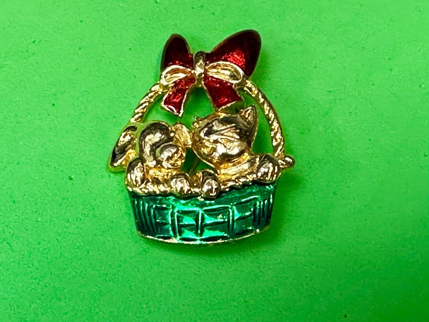 Vintage Christmas Kitten in Basket Green Red Gold Tone Holiday Brooch Pin