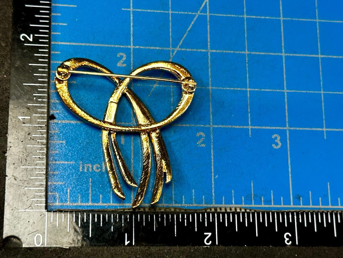 Beautiful Ribbon Looped Bow Gold Tone Vintage Brooch Pin Signed by Trifari