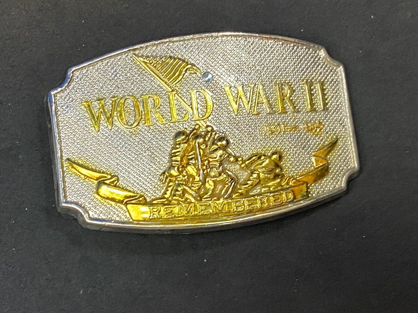 Vintage 1992 US American Wold War II 2 commemorative tribute belt buckle