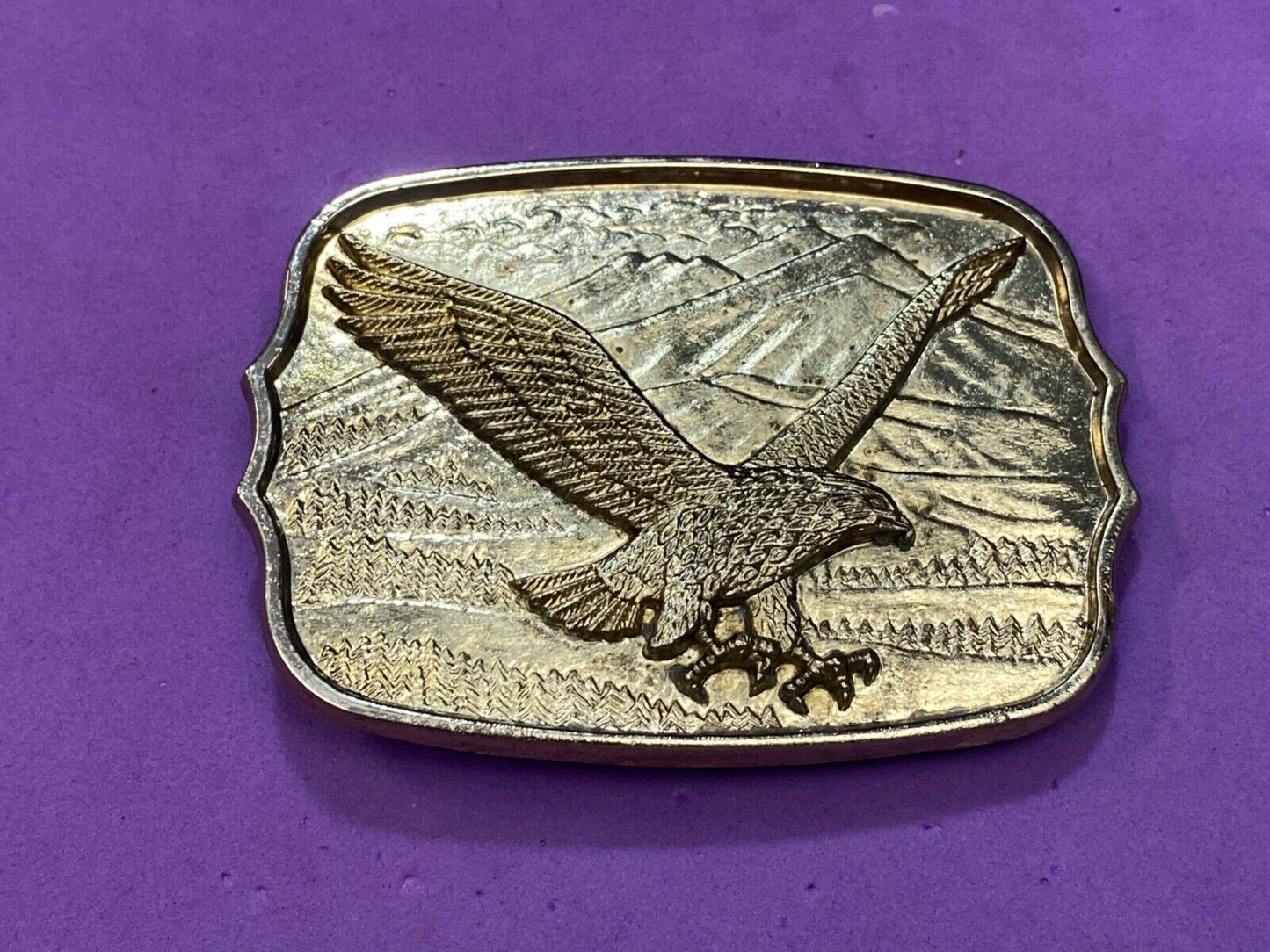 Vintage AMERICAN EAGLE Majestically hunting flying over mountains belt buckle