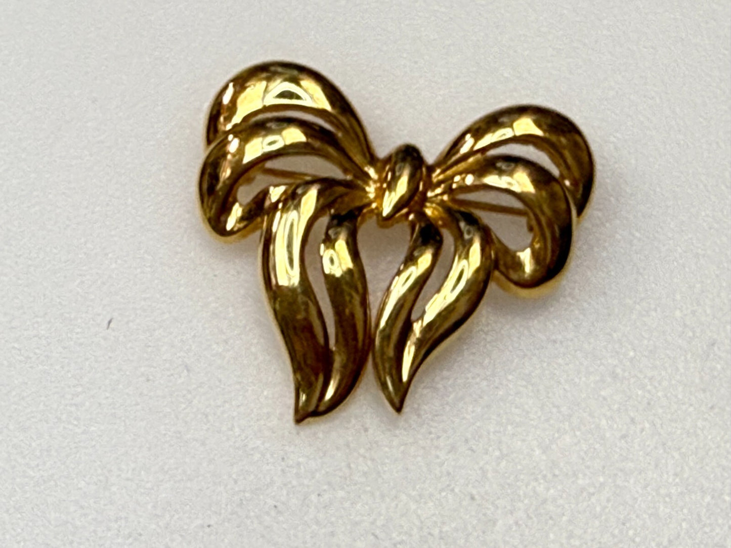 Beautiful Ribbon Bow Shaped Vintage Gold Tone Brooch Pin Signed Napier