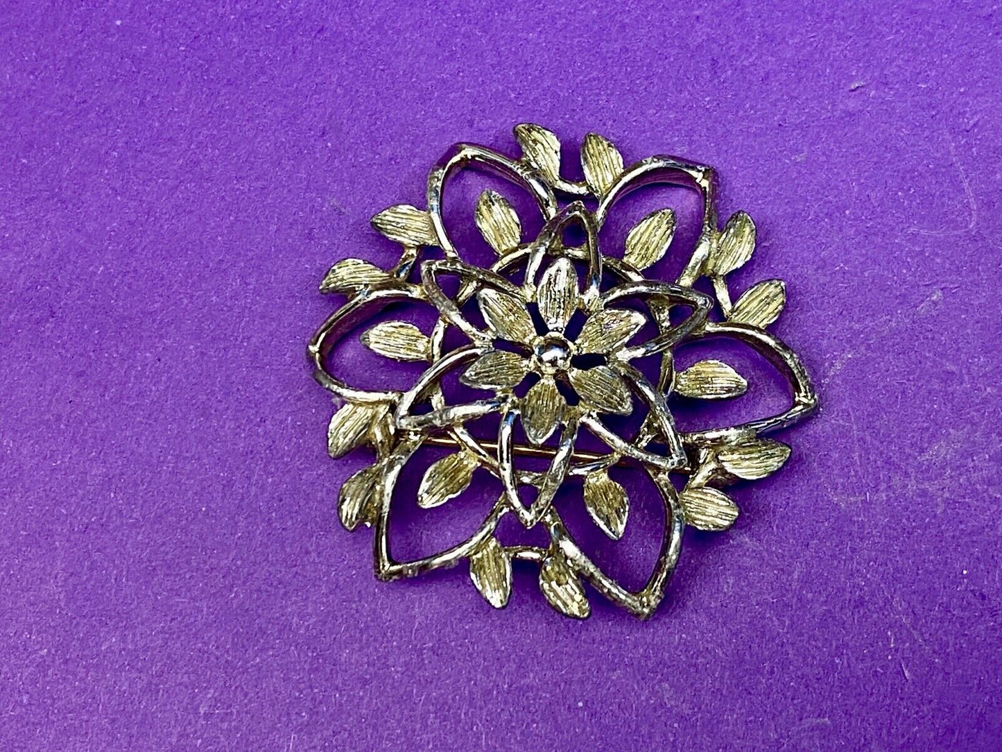 VINTAGE SARAH COVENTRY SILVER TONE SEE THROUGH LEAF BROOCH