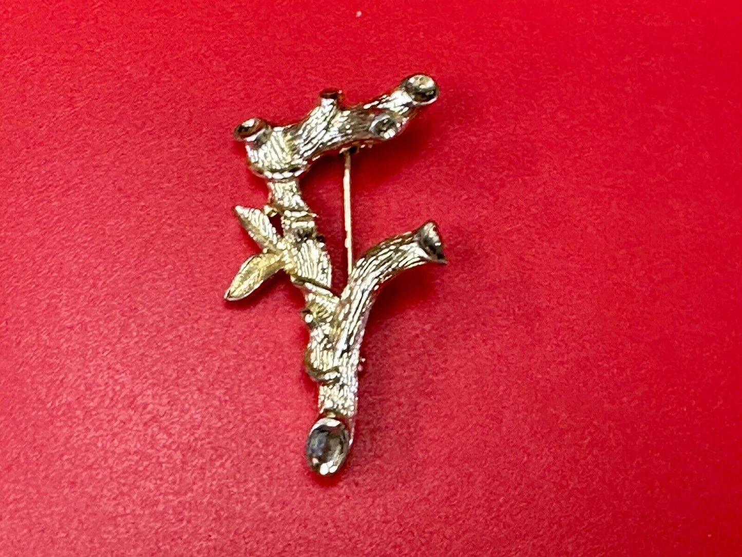 BAMBOO TWIG LETTER INITIAL " F " VINTAGE SARAH COVENTRY GOLDTONE BROOCH PIN