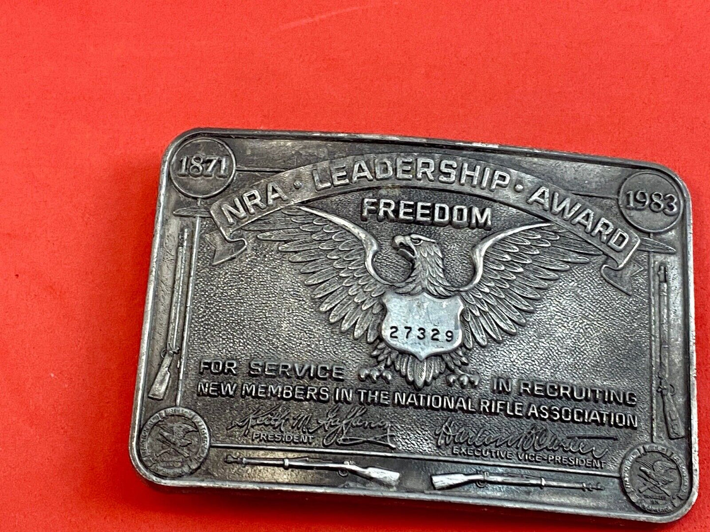 VINTAGE AMERICAN BELT BUCKLE NRA LEADERSHIP AWARD FREEDOM USA RIFLE GUNS