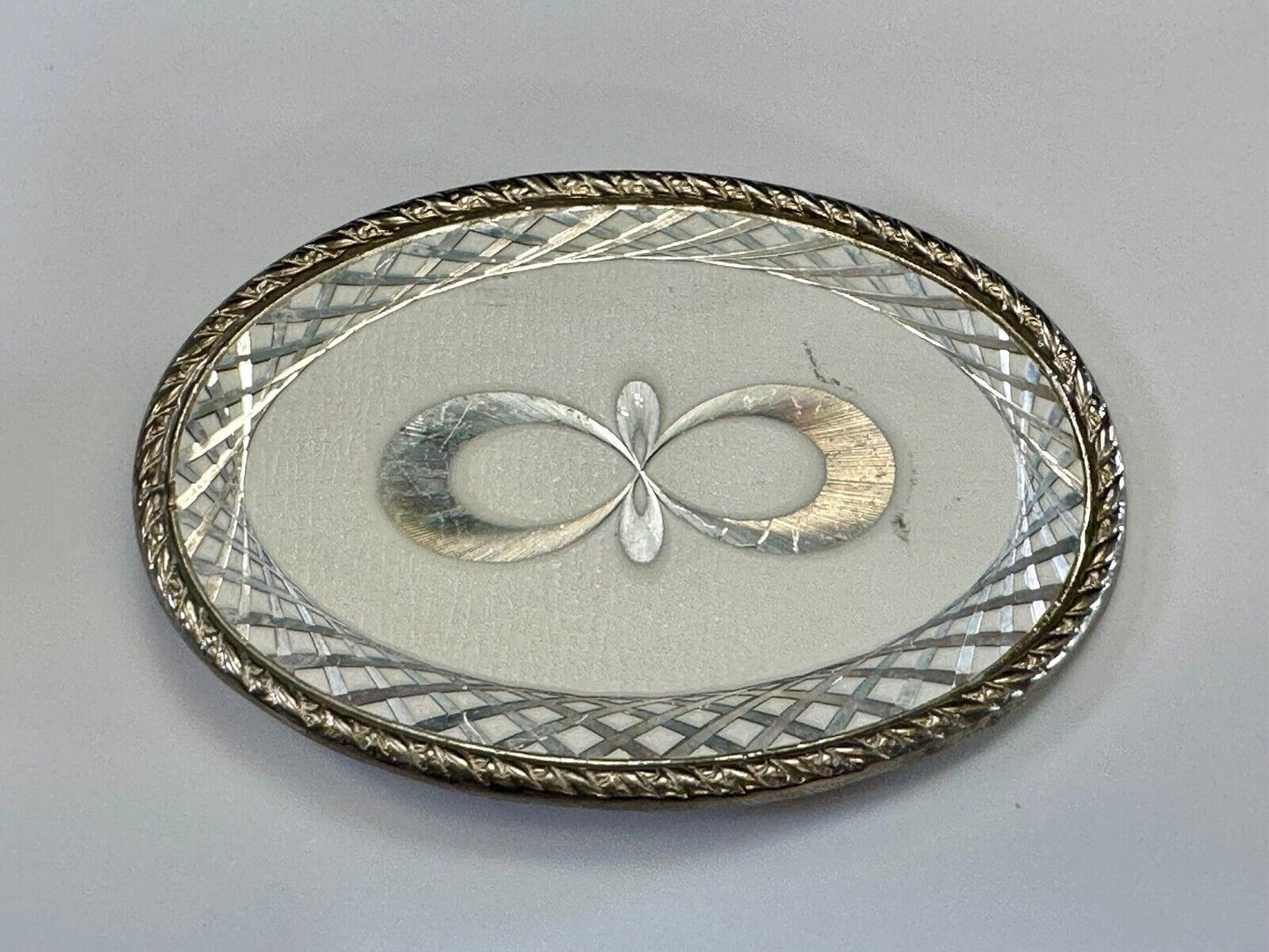 Vintage etched figure 8 pattern oval silver tone belt buckle
