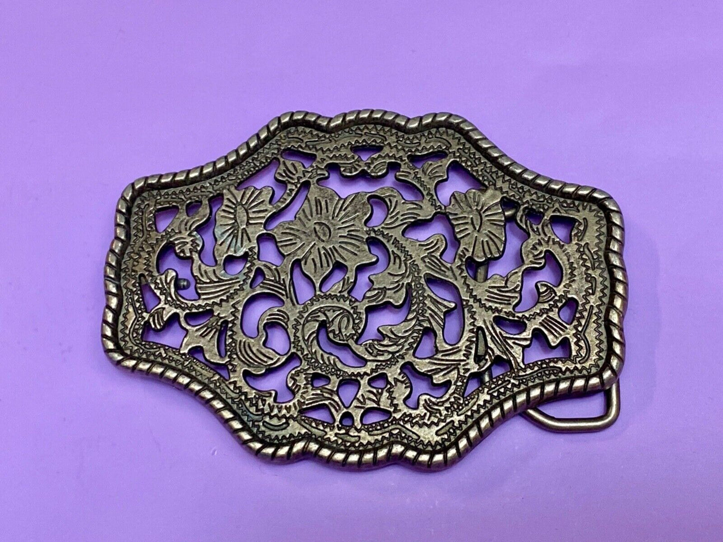 Beautiful Silver Tone see though flower pattern western belt buckle rope boarder
