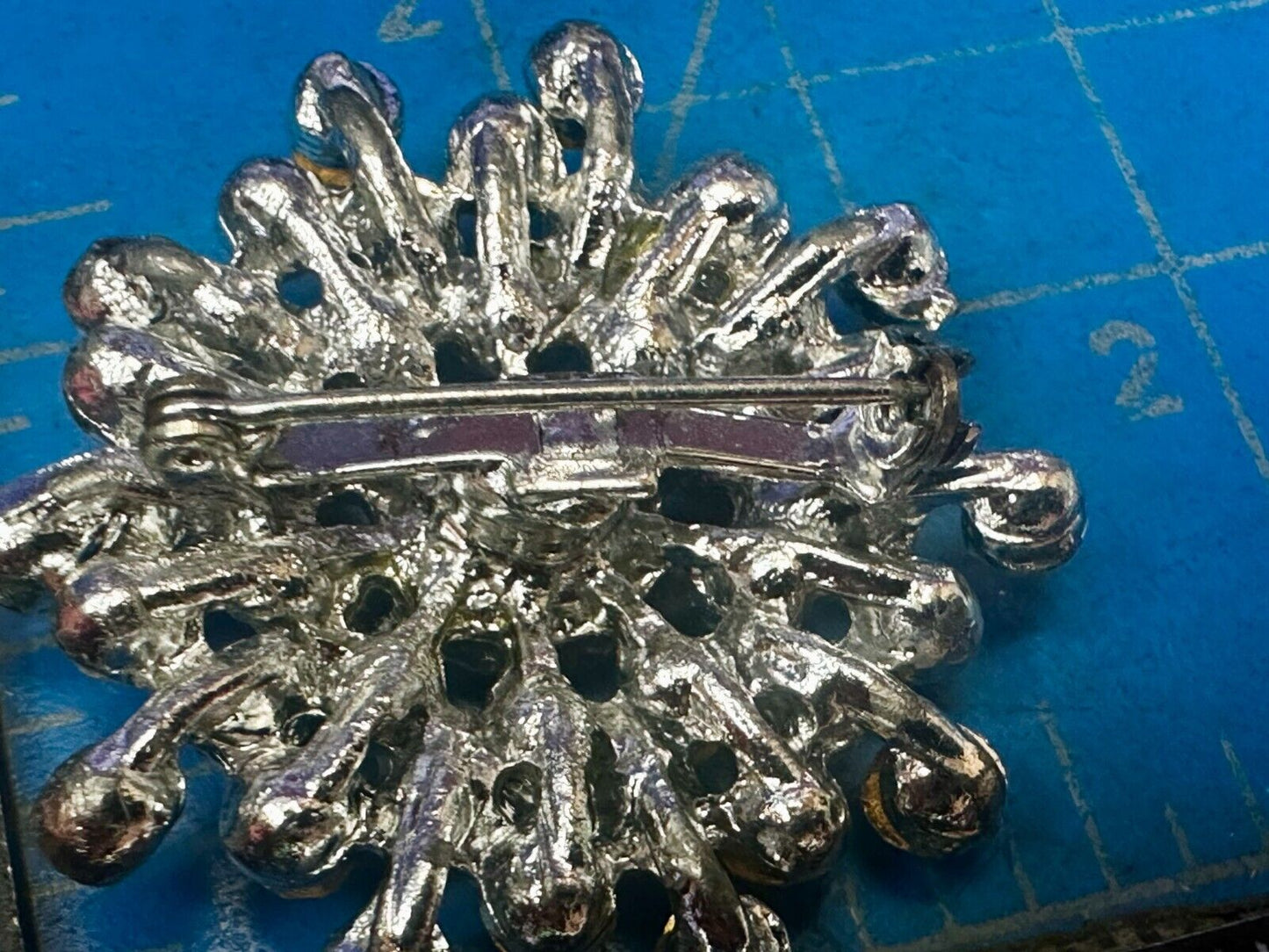 Beautiful Round Flower Shaped Rhinestone Cluster Silver Tone Brooch Pin
