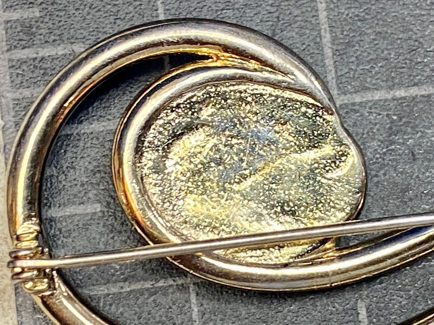 Vintage Abstract Brooch Pin Gold Tone Swirl Swoosh Faux Pearl Center Stone