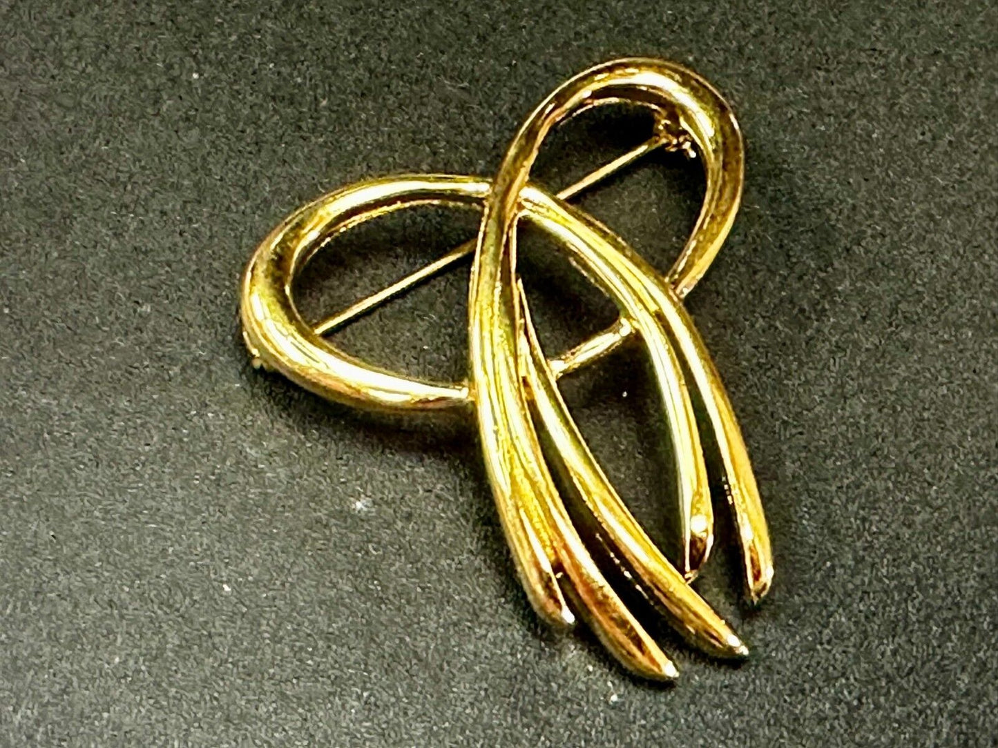 Beautiful Ribbon Looped Bow Gold Tone Vintage Brooch Pin Signed by Trifari