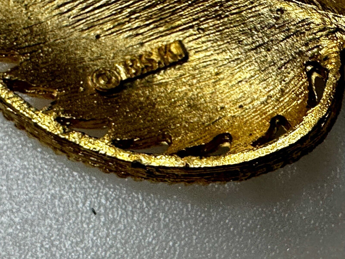 Beautiful Leaf Shaped Large 2.5" wide! Gold Tone Brooch Pin Signed BSK