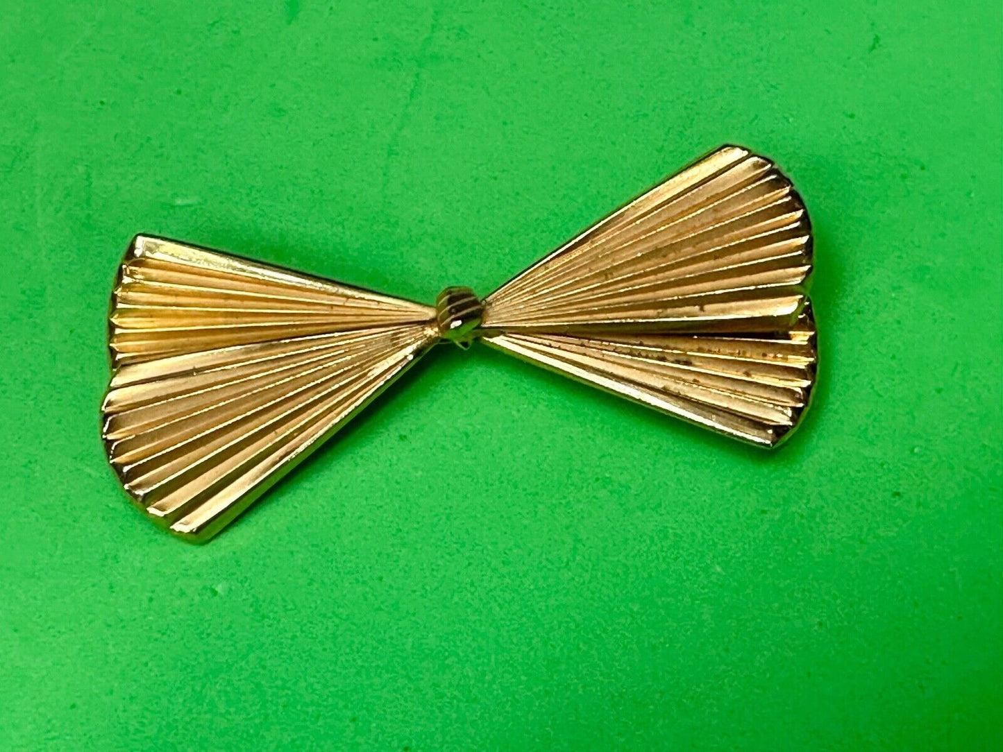 Beautiful gold tone FAN or Bow Tie pattern Giovanni signed Vintage Brooch Pin
