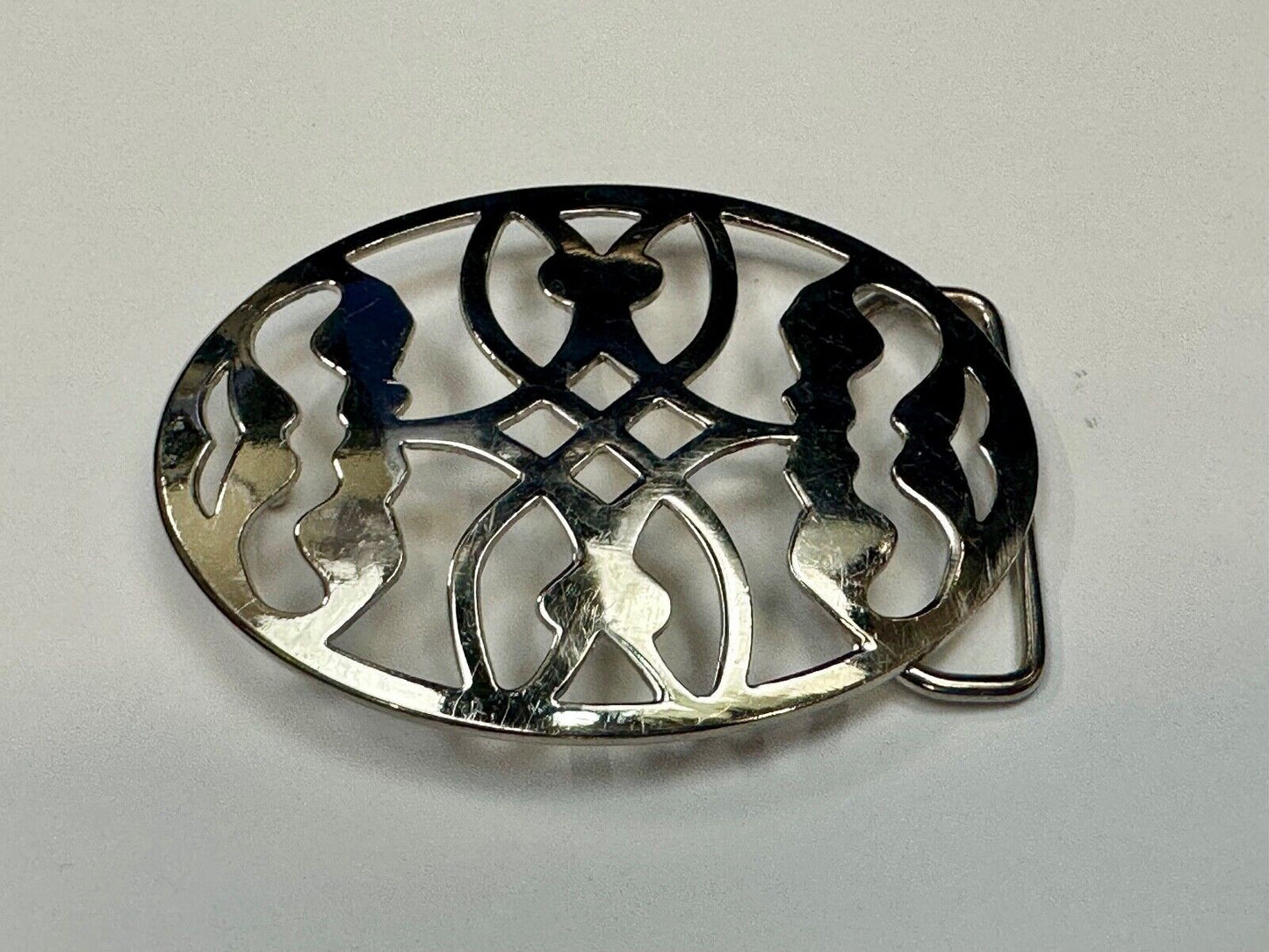Unique cutout skeleton pattern silver tone oval belt buckle