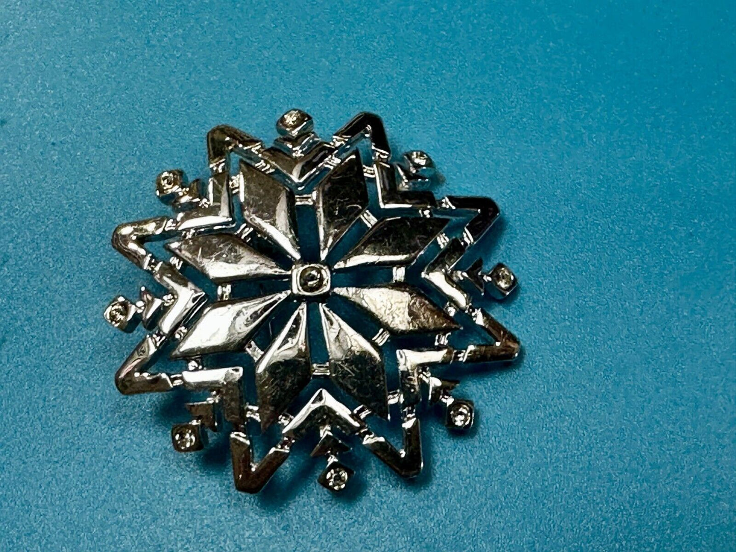 Beautiful Snowflakes with Rhinestone Accents Gold Tone Brooch Pin Signed Monet