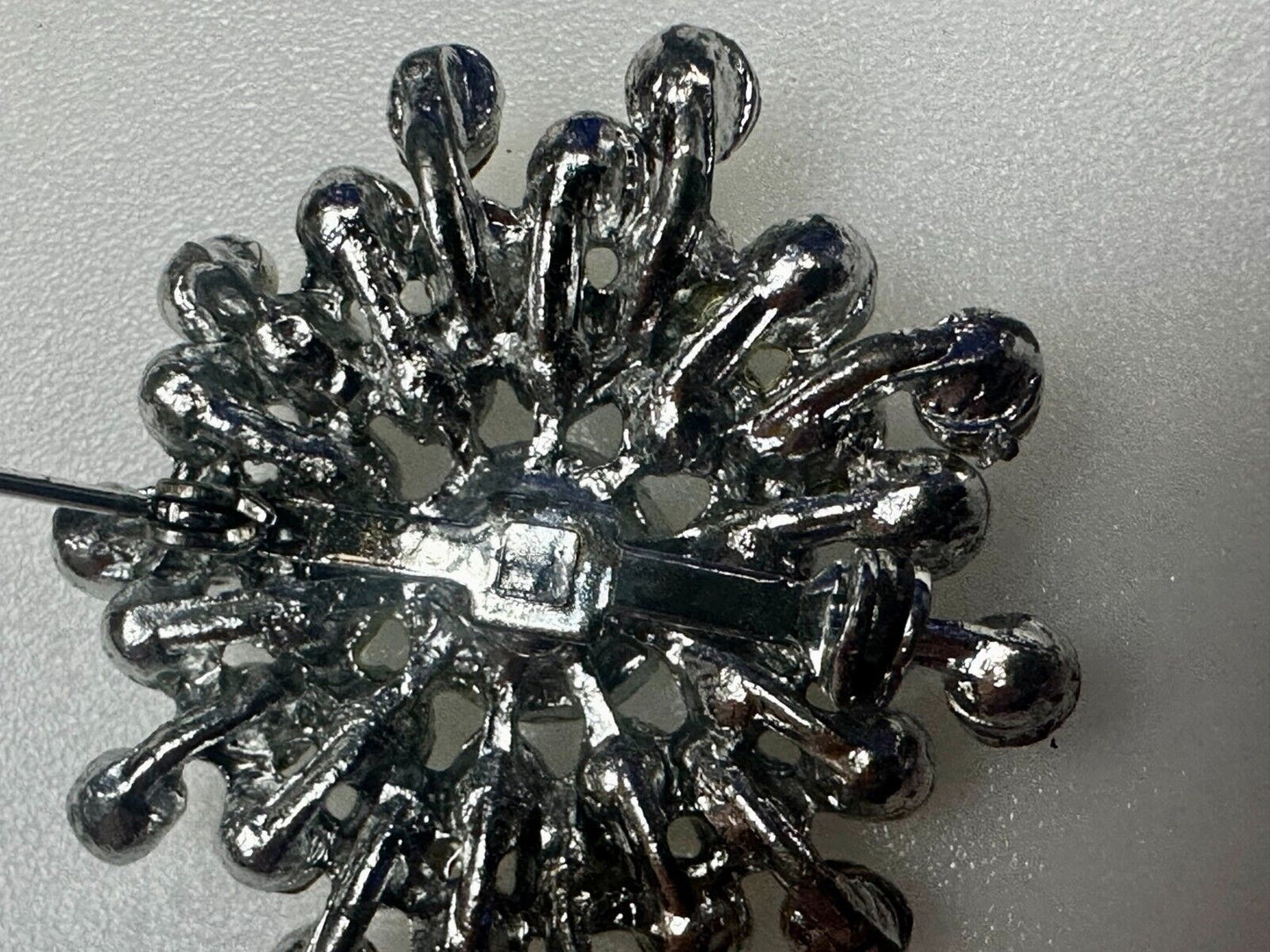 Beautiful Round Flower Shaped Rhinestone Cluster Silver Tone Brooch Pin